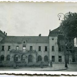 Widok na uszkodzony w wyniku działań wojennych dworzec kolejowy w Kielcach, z lewej widoczny pomnik Niepodległości.