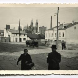 Widok ze skrzyżowania ulicy Czarnowskiej i Żelaznej na kościół Świętego Krzyża, fabrykę „Etyl” i elektrownię miejską