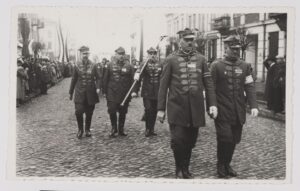 Kielce, członkowie Polskiego Towarzystwa Gimnastycznego "Sokół" podczas przemarszu ul. Henryka Sienkiewicza
