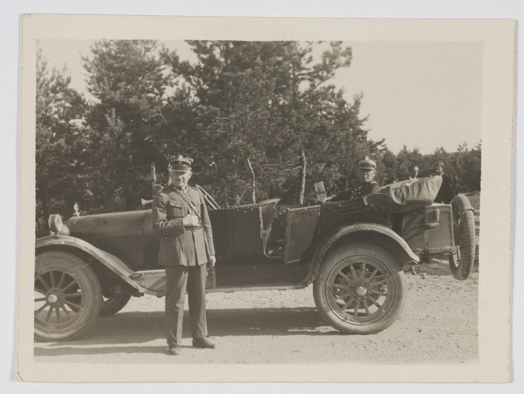 Kielce, dowódca 2. DP Leg. gen. bryg. Juliusz Zulauf w swoim samochodzie