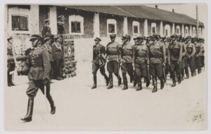 Kielce, żołnierze 2 Pułku Artylerii Lekkiej Legionów defilujący przed dowódcą 2 Dywizji Piechoty Legionów gen. bryg. Juliuszem Zulaufem