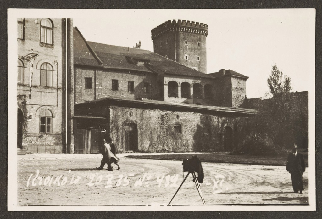 Kraków, Wawel - Baszta Senatorska i kuchnie królewskie. Niskie budynki po prawej - wozownia