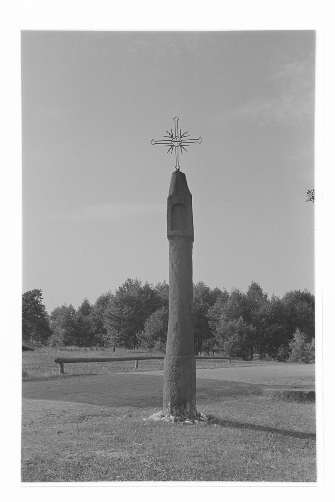 Samsonów, słup  z krzyżem