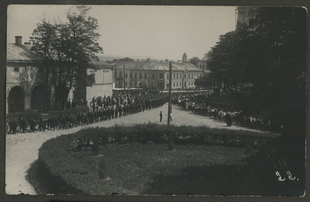 Kielce, plac przed Urzędem Wojewódzkim Kieleckim (obecnie Muzeum Narodowe w Kielcach)
